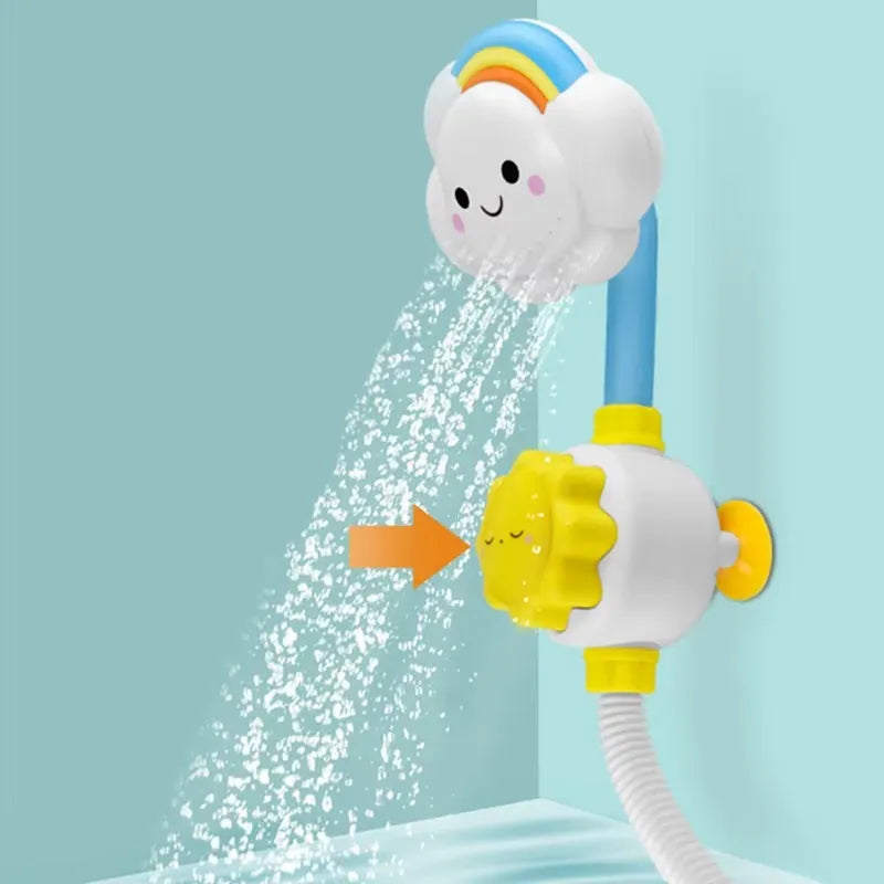 Jouet nuage bain bébé fixé sur carrelage turquoise projetant un jet d'eau