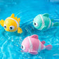 Jouet de bain bébé poisson attire l’attention pendant le bain