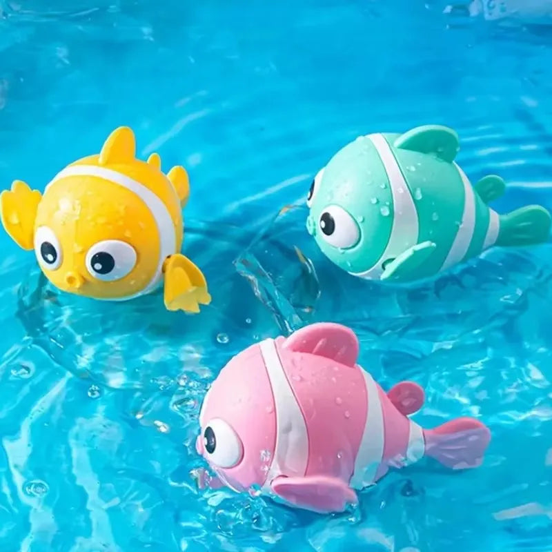 Jouet de bain bébé poisson attire l’attention pendant le bain