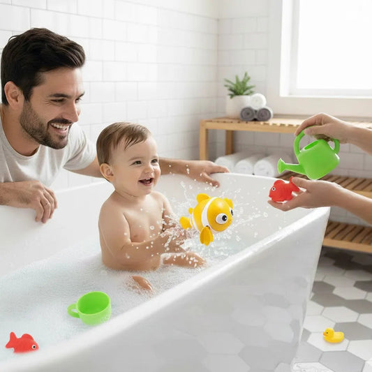 Papa et maman jouent avec leur bébé avec un jouet en forme de poisson.