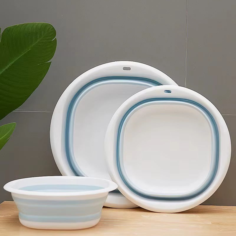 Petite baignoire pliable pour bébé de couleur bleu.