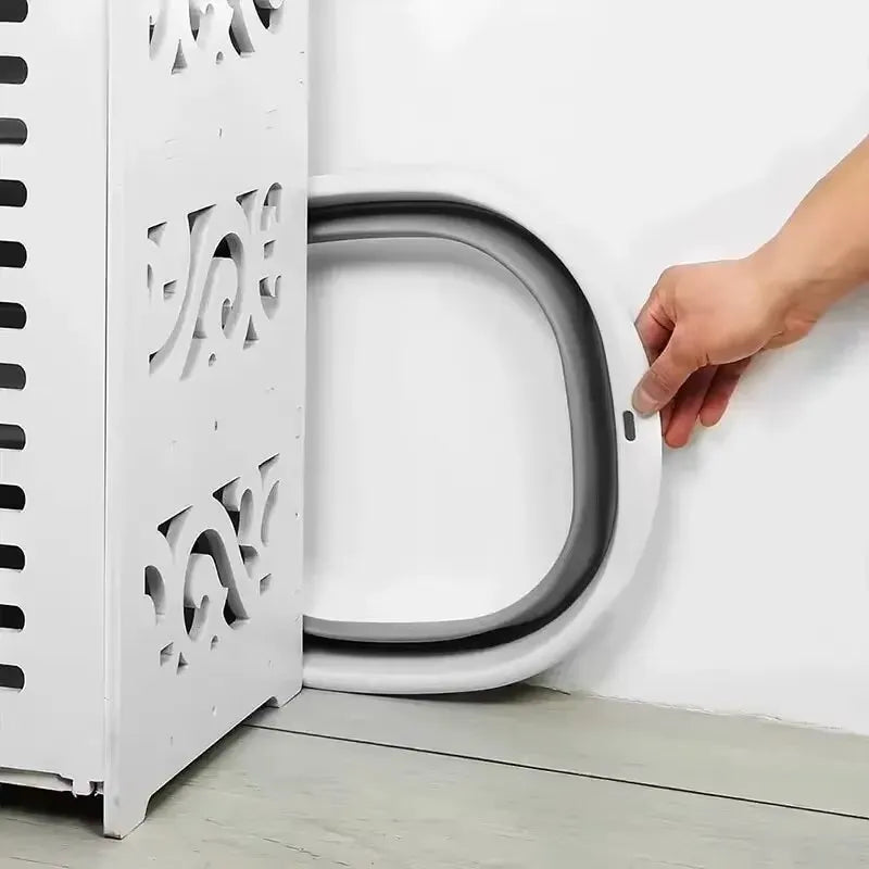 Petite baignoire pliable pour bébé, à ranger derrière la porte.