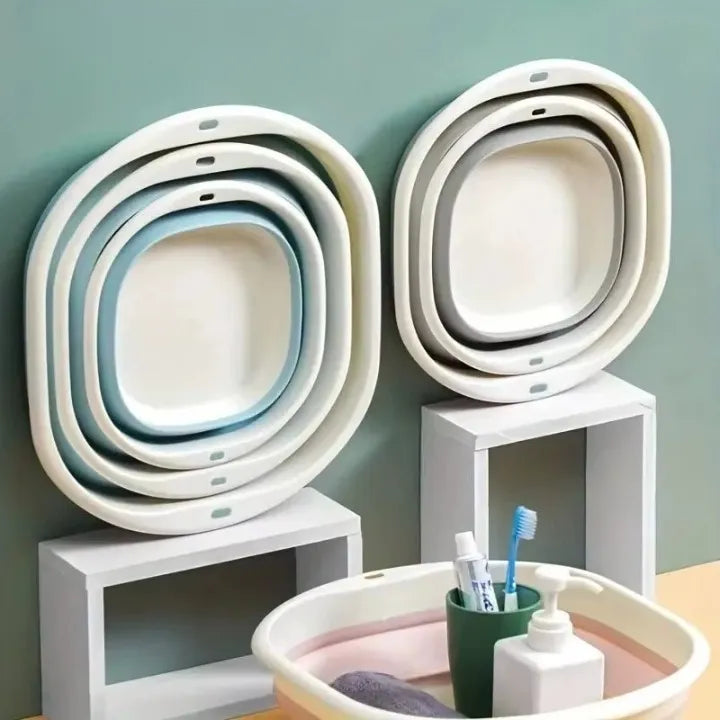 Petite baignoire bébé pliable rangée verticalement pour gain de place