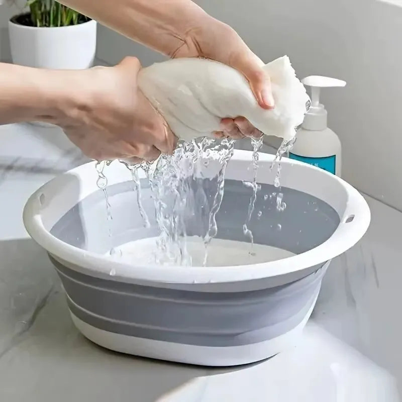 Petite baignoire bébé pliable utilisée comme bassin pour la toilette