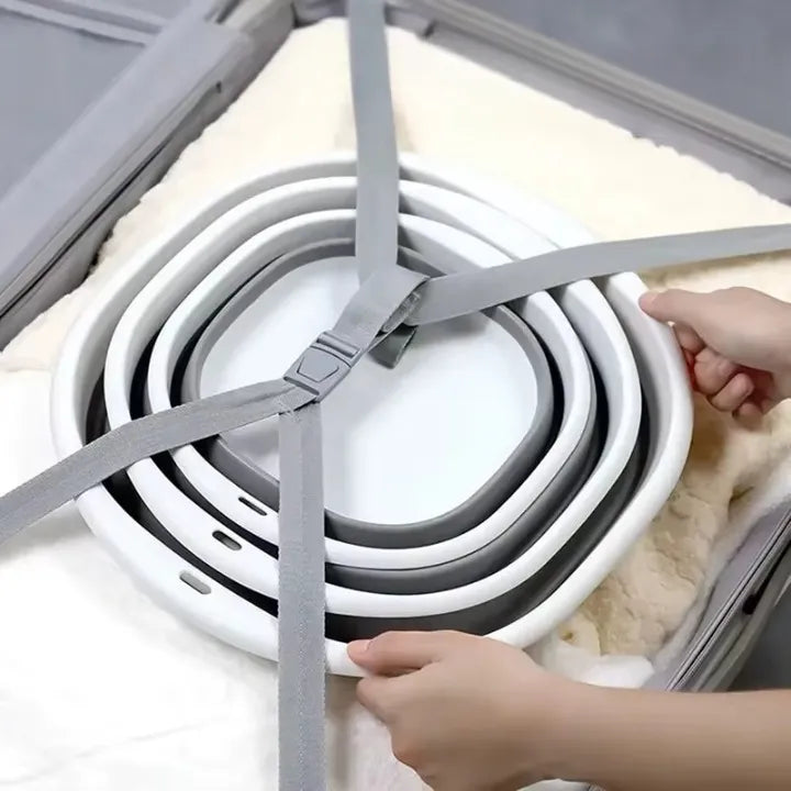 Petite baignoire bébé pliable rangée dans une valise pour le voyage