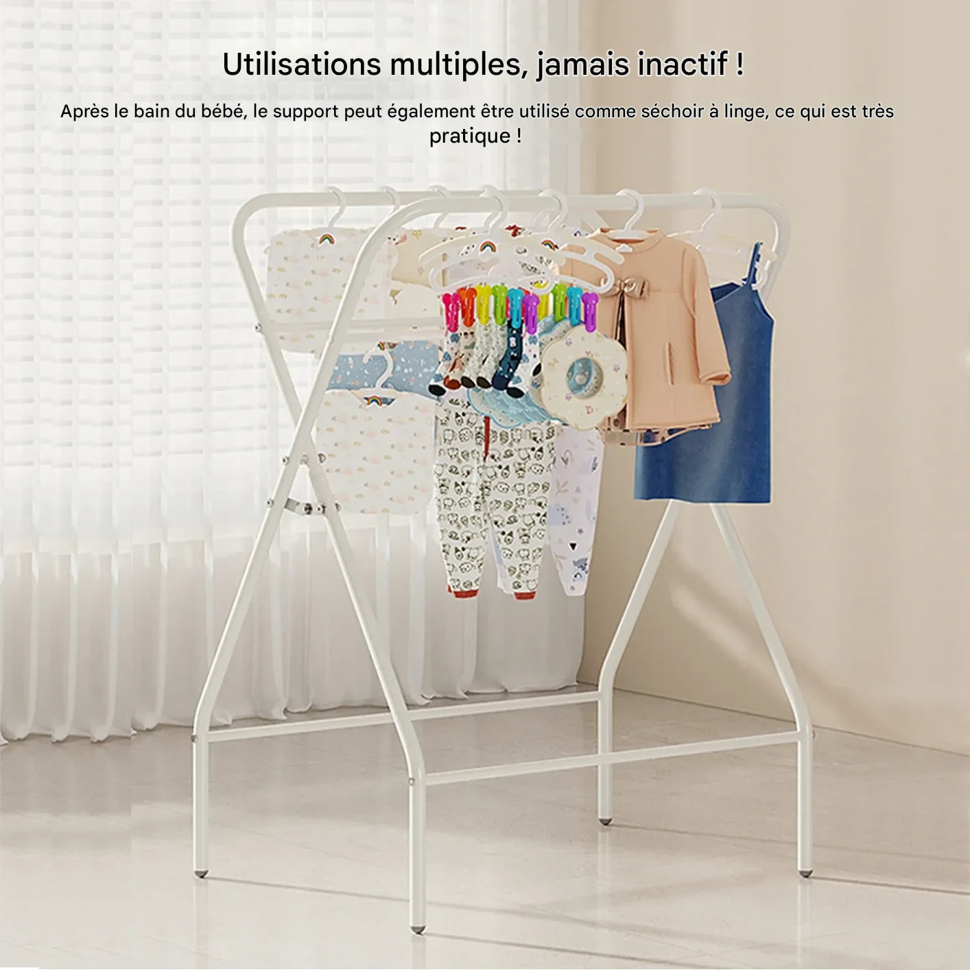 Support  baignoire bébé sur pied  avec vêtement du bébé 