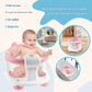 Bébé assis dans un siège de baignoire enveloppant avec protection 360° pour un bain en toute sécurité
