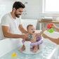 Siège de bain pour bébé avec protection 360° avec papa et maman faisant le bain de leur bébé.
