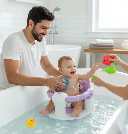 Siège de bain pour bébé avec protection 360° avec papa et maman faisant le bain de leur bébé.