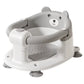 Siège baignoire enveloppant pour bébé avec protection 360° en variante gris.