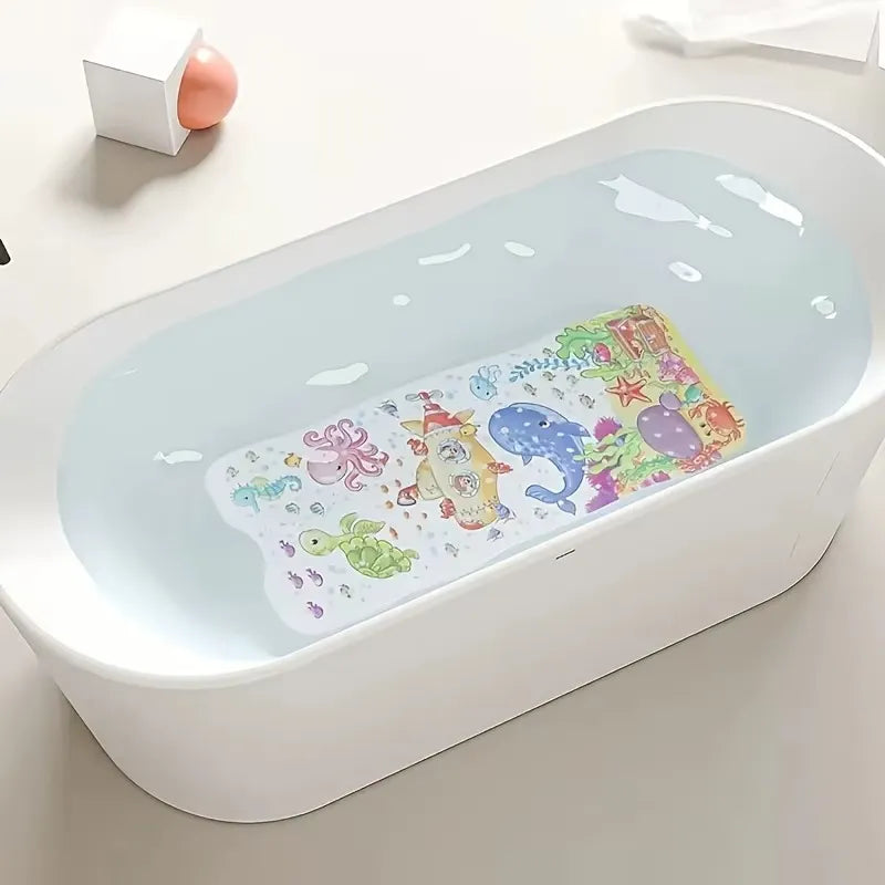 Tapis de bain bébé antidérapant à motifs marins installé au fond de la baignoire pour une sécurité optimale