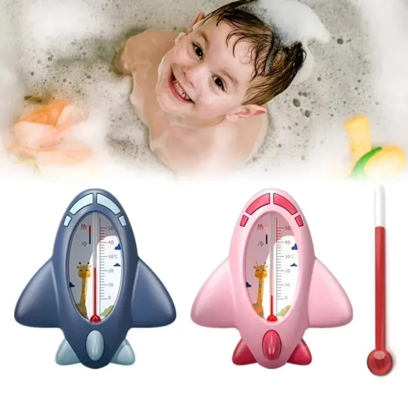 Thermomètre de bain bébé avion flottant utilisé pendant le bain pour surveiller la température de l’eau.