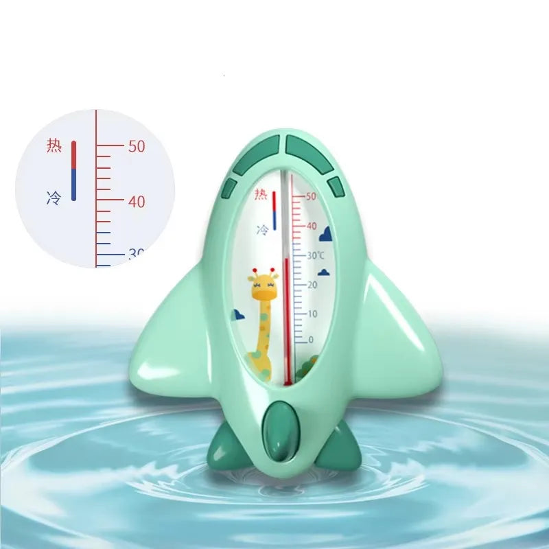 Échelle analogique du thermomètre de bain bébé avion indiquant clairement les zones froide, idéale et trop chaude.