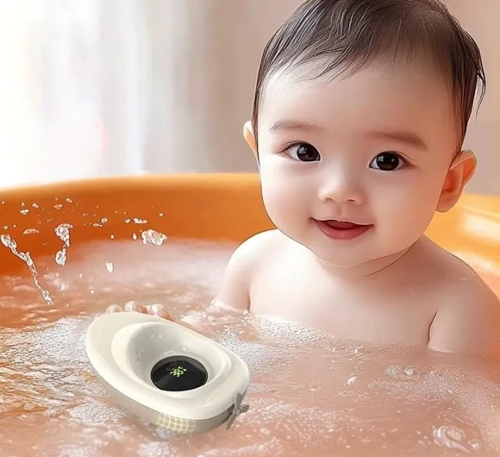 Bébé dans le bain avec thermomètre de bain flottant en forme de bateau pour contrôle sécurisé de l’eau