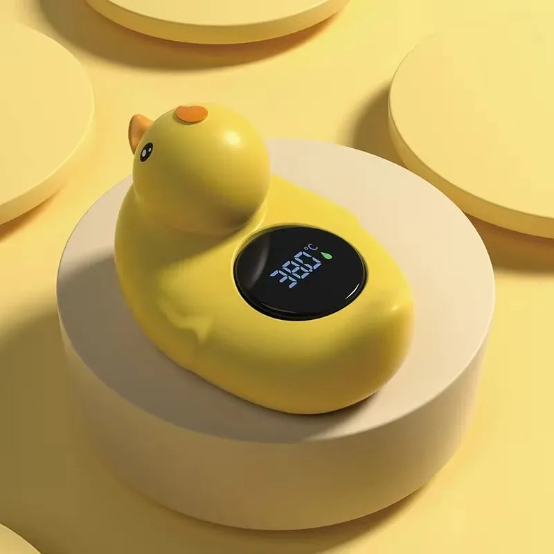 Thermomètre de bain bébé canard digital jaune posé hors de l’eau, design compact et lisible