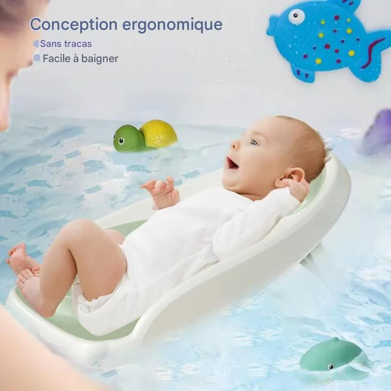 Transat de baignoire bébé avec maintien ergonomique, bébé confortablement installé pendant le bain