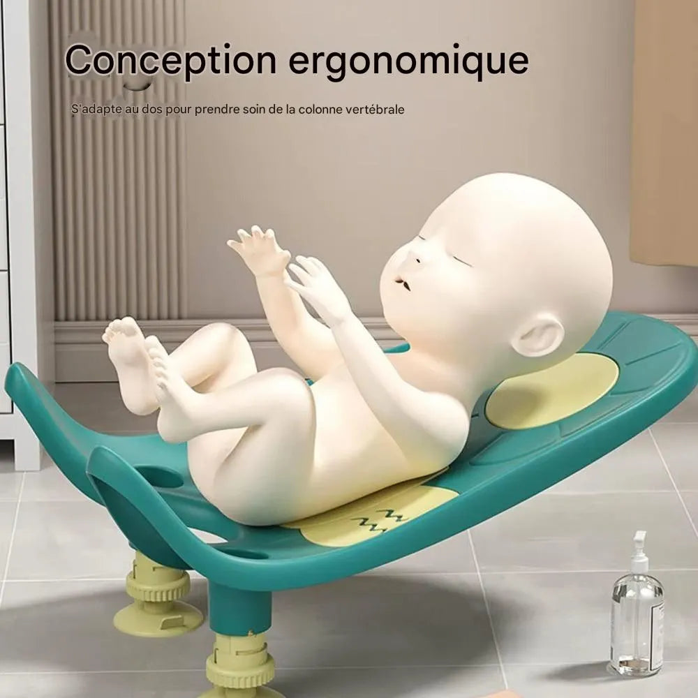 Bébé allongé sur transat de bain ergonomique respectant la position naturelle du dos