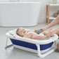 Transat de bain pour bébé avec maman en train de doucher son bébé.