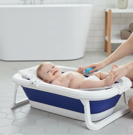 Transat de bain pour bébé avec maman en train de doucher son bébé.