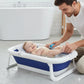 Transat de bain pour bébé avec papa en train de doucher son bébé.