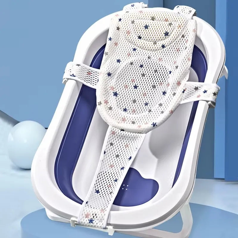 Transat de bain bébé en filet respirant installé dans une baignoire bébé