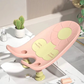 Transat de bain pour bébé, lavabo, installation sécurisée, couleur rose.