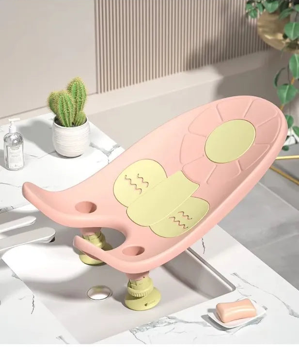 Transat de bain pour bébé, lavabo, installation sécurisée, couleur rose.