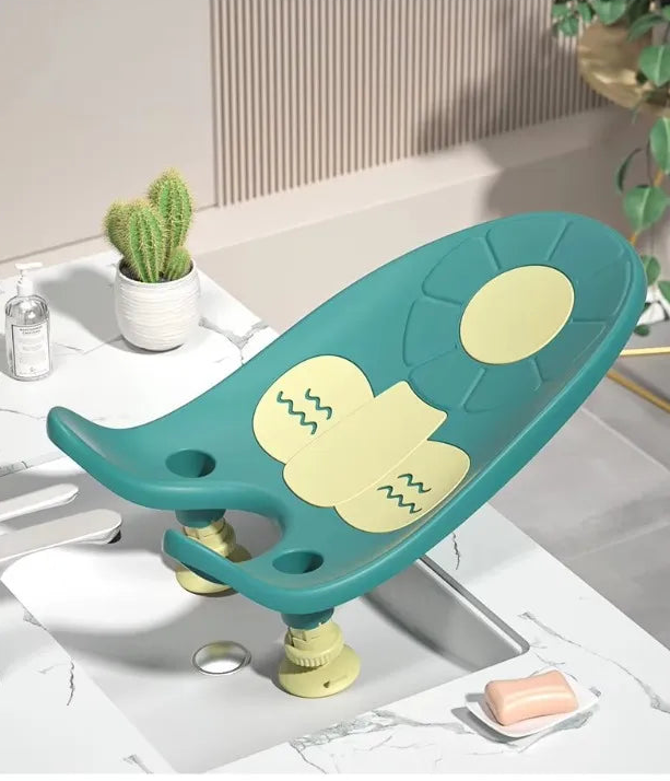 Transat de bain pour bébé avec installation sécurisée et couleur verte.