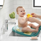 Transat de bain pour bébé, maman en train de jouer avec son bébé.