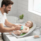 Transat de bain pour bébé, papa en train de faire la toilette de bébé.