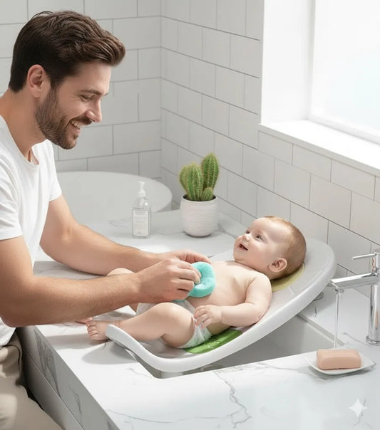 Transat de bain pour bébé, papa en train de faire la toilette de bébé.