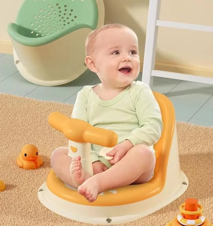bébé assis dans un siège de baignoire bébé sécurisé maintien stable